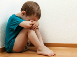 Голыми коленями на гречке заставляла стоять своих детей молдаванка, проживающая в России 