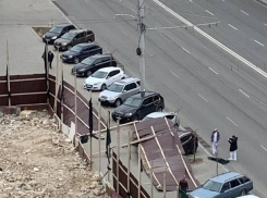 В Кишиневе часть забора снесло ветром и откинуло на припаркованные машины