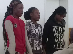 Три девушки изнасиловали священника, который врывался к обнаженным дамам