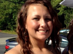 Улыбчивую учительницу обвинили в насилии после группового секса с 18-летними парнями