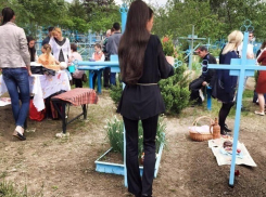 Поход на кладбище на Радоницу для некоторых женщин - повод «показать себя»