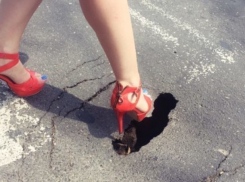 «Дыру в Европу» обнаружили на одной из центральных улиц Кишинева 