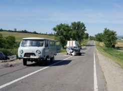 Мужчина погиб, а его жена получила травмы в лобовом столкновении автомобилей