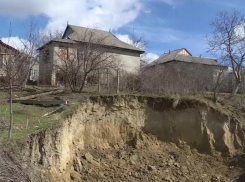 На грани катастрофы оказались жители Леово, чьи дома сползают в пропасть из-за оползня 