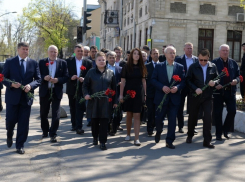 Социалисты возложили цветы к посольству России в память о жертвах теракта в Санкт-Петербурге