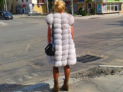 Девушка в меховой безрукавке рассмешила жителей Молдовы: «матрац летом в моде»