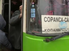 Автобус с отваливающимися деталями и разбитым стеклом ужаснул жителей Каушан