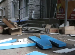 Серия взрывов с погибшей и ранеными потрясла Луганск: последствия сняли на видео