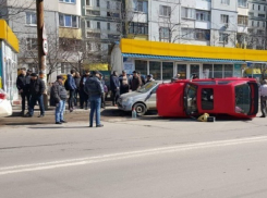 Автомобиль перевернулся набок в тройном ДТП на Рышкановке