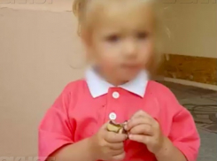 Беременная пьяная мать отказалась от двухлетней белокурой дочки в Кишиневе