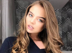 Загорелая секс-бомба из Молдовы в разгар мая решила разобрать новогоднюю елку