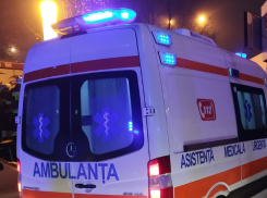 Машина Скорой помощи застряла в яме на одной из столичных улиц