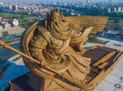 Циклопический памятник божественному полководцу построили в Китае на глазах изумленных туристов