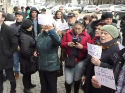 В тревожной обстановке с обилием полицейских и под крики протестующих прошло заседание ЦИК в Кишиневе 