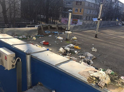 Отвратительную мусорку на крыше маркета в Кишиневе устроили ленивые хамы с верхних этажей 