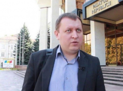Никуда он не уходит, просто отводит удар от ОПГ под названием ДПМ, - Петренко