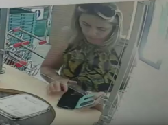 Столичная мошенница попала на видео в пункте обмена валют  