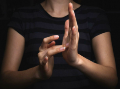 Скандал из-за фальшивого сурдоперевода закончился наказанием молдавского телеканала