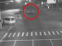 ДТП с такси и пешеходом на зебре в столице попало на видео