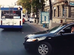 Киртоакэ вновь засняли говорящим по телефону за рулем