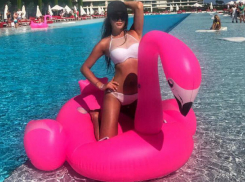 Стройная красотка из Молдовы в белом бикини сексуально оседлала турецкого фламинго