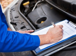 Водители возмущены: на станциях техосмотра закончились наклейки на 2020 год