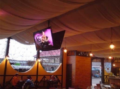 Под жесткое порно заставили обедать посетителей ресторана с детьми 