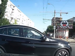 Опасная блондинка за рулем Mercedes сдалась столичной полиции