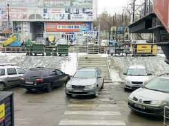 Фееричный нахал возмутил прохожих, припарковавшись на зебре в Кишиневе 