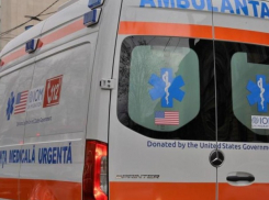 Маленький ребенок выпал с четвертого этажа и находится в тяжелом состоянии