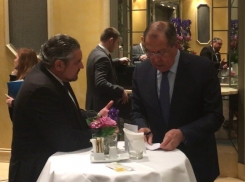 МИДЕИ РМ похвастало встречей Галбура и Лаврова в буфете   