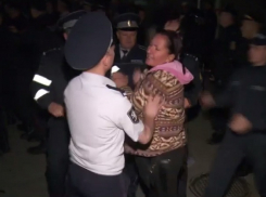 Жуткую потасовку уличных торговцев c карабинерами у Центрального рынка Кишинева сняли на видео