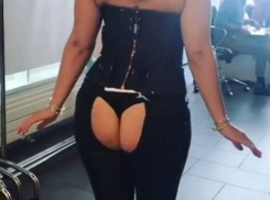 Пышнотелая топ-модель продемонстрировала штаны с дыркой для голой попы