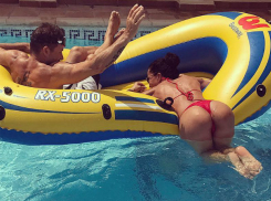 Сексуальная пиратка в эротическом бикини победила известного бейсджампера и захватила судно