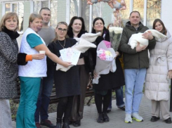 Из Центра матери и ребёнка выписали тройняшек после 65 дней лечения