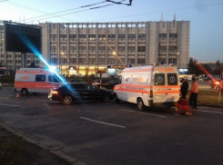 Лобовое столкновение машины скорой помощи и легкового автомобиля произошло в столице