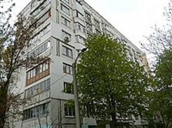 Молодой человек выбросился из окна 9-го этажа на Чеканах и погиб в мучениях