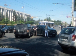 «Дорогое» ДТП заблокировало движение в центре столицы