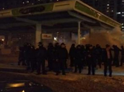 Националисты разгромили АЗС и повесили шину на шею полицейскому начальнику в Киеве