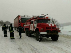 Автомобиль скорой помощи с тяжелобольным ребенком застрял в снегу в Унгенах