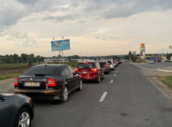 В Леушенах сформировались километровые пробки