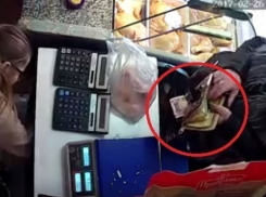 В продуктовом магазине покупательницу засняли за мошенничеством
