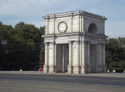 Арка Победы в центре Кишинева стремительно разрушается