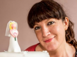 Женившаяся на себе брюнетка призналась в измене с мужчиной