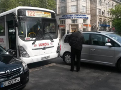 ДТП с участием автобуса парализовало движение на бульваре Штефана чел Маре 