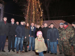 Депутаты Партии социалистов отметили Новый год с протестующими в Городке Победы 