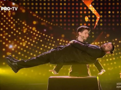 Молдавский иллюзионист левитировал ведущего на Românii au Talent