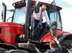 Самый мощный трактор Европы увидел в Минске президент Молдовы
