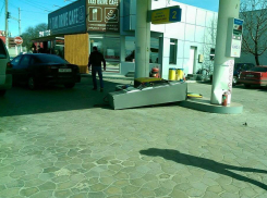 В Кишиневе водитель снес заправочную колонку 