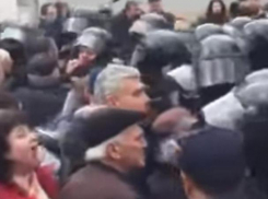 Полиция использовала слезоточивый газ против протестующих у суда Оргеева